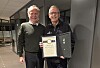 Svein Ivar Bondø (til høyre) ble hedret for 30 års tjeneste. Her sammen med styreleder Are Brekk.