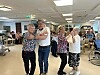 Flere beboere benyttet muligheten til å svinge seg på gulvet med festvertene.