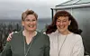 - Dette blir en rå ordfører, sier Elisabeth Helmersen (t.h) og holder stolt tak i Lene Reppen Grydeland.