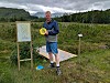 Jim Aarmo viser fram den nye discgolfbanen ved Bøkestadvatnet, som åpnet under Bindalseiddagene. Banen består av åtte hull og er etablert som et samarbeid mellom Bindalseidet velforening, IL Kula og Bøkestad grunneierlag.