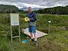 Jim Aarmo viser fram den nye discgolfbanen ved Bøkestadvatnet, som åpnet under Bindalseiddagene. Banen består av åtte hull og er etablert som et samarbeid mellom Bindalseidet velforening, IL Kula og Bøkestad grunneierlag.