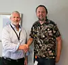 Kommunedirektør Karl-Anton Swensen takker Terje Skomsvold for innsatsen for Nærøysund kommune og ønsker ham lykke til videre.