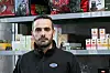 Nidaal Hassan hjelper broren i Rørvikbutikk. Han synes situasjonen er trist etter at butikken fikk oppsigelse på lokalet og nå må finne et nytt sted.