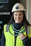 Markeds- og kommunikasjonsansvarlig Elisabeth Drag Leirvik i Oceanize viser fram det nye tauet, laga av resirkulert materiale, som eit smykke rundt halsen.