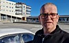 Tor Morten Rosenvinge fikk seg en skikkelig støkk lørdag morgen da en elg sprang frem på veien bak noen rundballer.