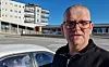 Tor Morten Rosenvinge fikk seg en skikkelig støkk lørdag morgen da en elg sprang frem på veien bak noen rundballer.