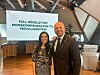 Idrettspresident Zaineb Al-Samarai ble invitert til Senterpartiets stortingsgruppe, her sammen med Trygve Slagsvold Vedum, for å feire det historiske vedtaket hvor momskompensasjonen for frivilligheten nå blir regelstyrt.
