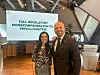 Idrettspresident Zaineb Al-Samarai ble invitert til Senterpartiets stortingsgruppe, her sammen med Trygve Slagsvold Vedum, for å feire det historiske vedtaket hvor momskompensasjonen for frivilligheten nå blir regelstyrt.