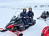 Sissel Sørhøy og Bente Haldorsen på scootertur i isødet.