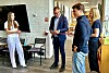 Varaordfører Terje Settenøy klipper snoren for å markere åpningen av den nyrenoverte korridoren ved NBBS - her med god hjelp fra ivrige elever fra Kolvereid skole.