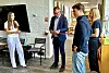 Varaordfører Terje Settenøy klipper snoren for å markere åpningen av den nyrenoverte korridoren ved NBBS - her med god hjelp fra ivrige elever fra Kolvereid skole.