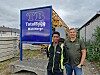 Siem Tesfay (til venstre) er nå ferdig utdannet bygningsingeniør med fagbrev. Jarle Stavdal - daglig leder i Totalbygg Midt-Norge syntes dette er flott.