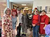Latter og glede på 'heimen'. Beboere, ansatte og frivillige i skjønn forening: Britt Bøe, Marte Bakken, Ernst Moe, Helene Moe, Mona Storfors Rosenvinge, Vigdis Kutshera og Helga Moen.