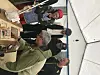 Aktørene i Pe-Torsa får en omvisning i kista av Ulf Grande. - Det tar cirka en time og fjorten minutt å gå gjennom alt, sier Grande.