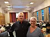 Leder i Abelvær Vel, Bjørnar Brøndbo og Evelyn Evensen foran mange fremmøtte til kveldens folkemøte.