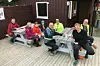 Koselig å slå av en prat etter endt sykkeltur. F.v Knut Oluf Kristiansen, Ester Johannsen, Egil Kristiansen, Dennis Kristiansen, Per Otto Furre, Randi Jensen, Lene Grydeland og Terje Jenen