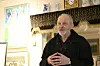 Magne Olav Brevik omgir seg med kunst på Kolvereid prestegård. Med stor fortellerglede gir han publikum historiene bak verkene – og trekker linjer fra kunsten og kunstnernes samtid til vår egen.