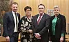 Fylkesvaraordfører Tomas Iver Hallem (Sp), Karin Bjørkhaug (Krf), fylkesordfører Tore O. Sandvik (Ap) og Tove Eivindsen (Venstre) med klart budskap til regjerningen om å utsette hele grunnrenteskatten.
