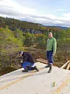 Torbjørn Gjengaar og Helge Gutvik er i full gang med taket.