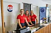 Lina Sørli Hanssen (f.v.), Alette Pettersen Lund og Elise Mari Leknes hadde nok å henge fingrene i med fullt lokale av sultne gjester.