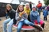 Koste seg i parken: Kristin Melvine Sørø Johansen, Synne Johansen Horseng, Vida Emilsen Blikø og Charlotte Holm.