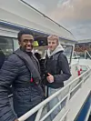 Nathan Gebrameskel (18) og Ulrik Svarva (18) starta begge på andre grunnkurs på vgs, men er veldig fornøyd med bytte over til akva. 'Det er ei spennende næring og mange videre muligheter', sier Nathan med et stort smil på tur inn i visningsbåten Sunniva.
