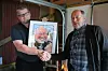 Namdalsavisas avistegner Knut Høihjelle er en av de som har hytte på Tørrisenget. Til vannfesten hadde han laget en tegning av arbeidsleder Roger Johansen som Knut Toresen overleverte. Høihjelle og kona Turid Inger Valen hadde også laget en sang til Johansen, som passende nok gikk på melodien til «Arbeidslaget hass Johannes Johansen» av Vømmøl.