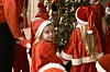 Ada Brækkan Furre går rundt juletreet.