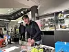 Ingemann Hansvik hjelper en kunde med gaveinnpakning.