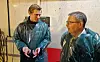Sivert Horseng Johansen i samtale med Bjørn Arild Gram under gårdsbesøket på Rokkskogen. Temaene var mange – fra daglig drift og økonomi til rekruttering og beredskap i landbruket.