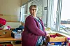 Trude Barstad har fått inn flere esker med klær som skal gis til ukrainske flyktninger i Nærøysund.