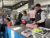 Vigdis Hansvik og Per Olav Mikalsen betjener kundene.