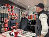 Margrete og Bjørn Endre Buvarp får god hjelp til å finne de riktige produktene av Per Olav Mikalsen.