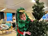 Den julegale redaktøret (Lillian Lyngstad) krever full julefokus av sine medarbeidere.