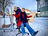 Også redaktør Lillian Lyngstad ble med på flyttelasset da markedskoordinator Fredrik Duna gjorde et ærlig dagsverk med flytting denne uka.