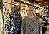 Nina Strandvahl i butikken på Jettestuen, omgitt av unike interiørartikler i landlig stil. Etter fem år med suksess på gården, ser hun nå frem til å prøve konseptet i Bergen.