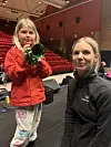 Dirigent Eirin Ottesen viser Emma Øyahals hvordan hun får lyd i pocket-trompeten.