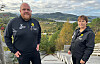 Andreas Øie Johansen og Geirid Holm forteller at hoppbakken på Kolvereid nå må bort.