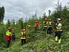Ungdommer som deltok på JOB:U i 2023. Her kurses de i sikker gjennomføring av ungskogpleie.