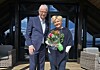 Torbjørn Skei, administrerende direktør i Coop Midt-Norge, overrakte utmerkelsen til Bente Hestø.