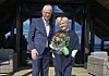 Torbjørn Skei, administrerende direktør i Coop Midt-Norge, overrakte utmerkelsen til Bente Hestø.