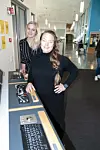 Dialog og skole er viktig, mener partifellene Kari Anita Furunes og Ada Arnstad (Sp) på besøk ved Ytre Namdal videregående skole.