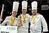 Commis Grunde Gillund, kandidat Håvard Werkland, og coach Christopher W. Davidsen med det synlige beviset på bronseplassen i Bocuse d’Or Europe.