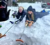 Leah Mari Eiternes og Madelen Bratberg syntes det var godt med grillpølse som de selv grillet på bålet.
