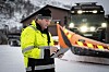 En brøytebilsjåfør sjekker vær- og farevarsler på Værio.