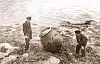Tyske sprengingseksperter i ferd med å sprenge ei av minene som drev i land på Vikna. Bilde fra boka «Krigsminner fra Rørvik» av Odd Elveland