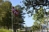 Det oppfordres til å flagge på halv stang - som her ved Kolvereid skole hvor flagget er oppe.