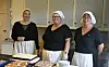 Bente Blikø, Lill-Hege Thomassen og Erna Blikø serverte kaker og kaffe til folket.