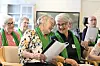 Det er mye latter og glede som følger med musikken. Gerd Lyngstad sammen med støttesanger Aud Lynum Finne.