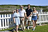 De har skapt sitt eget paradis ut av en ruin: Jørn Otto og Lill Tove Røed med tvillingene Dina og Otto.